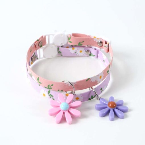 Collier imprimé fleurs et étoiles avec clochette