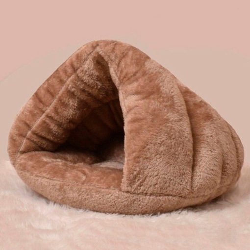 Grotte triangulaire chaude en peluche
